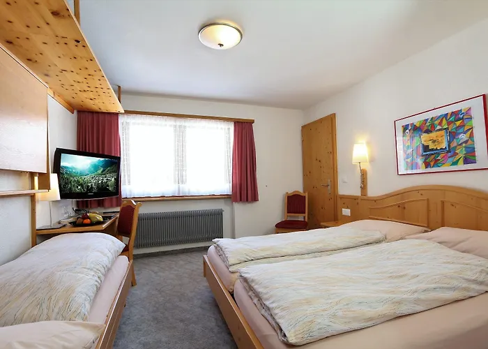 Swiss Family Alphubel ホテル 3*